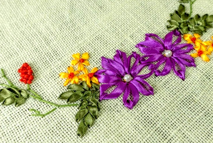 Flores bordadas a mano con cintas - Bordados a Mano