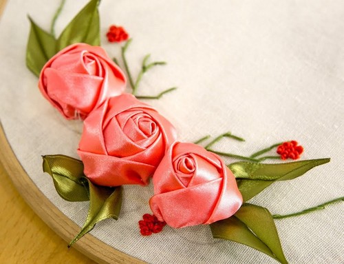 rosas bordadas con cintas