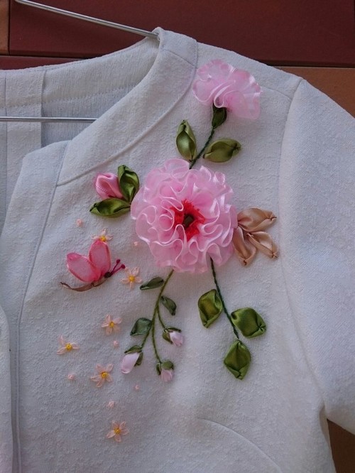 blusa con flores bordadas