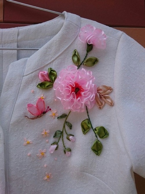 Flores bordadas a mano con cintas - Bordados a Mano