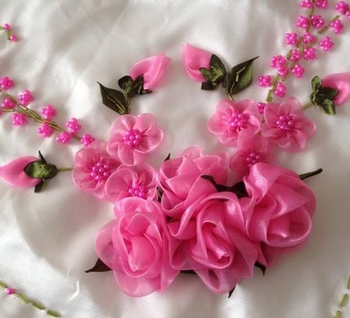 Flores bordadas a mano con cintas - Bordados a Mano