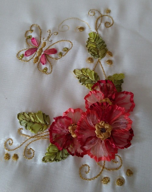 Flores bordadas a mano con cintas - Bordados a Mano