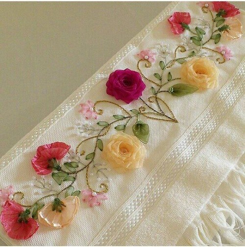 Flores bordadas a mano con cintas - Bordados a Mano