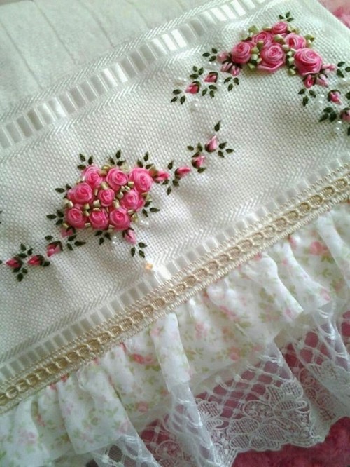 toallass bordadas con flores pequeñas