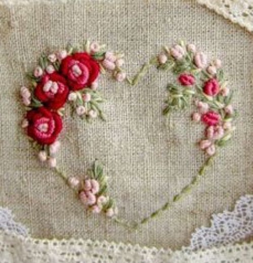 corazon bordado con flores