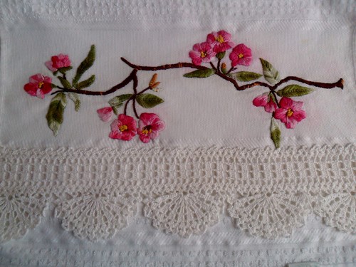 mantel bordado con ramos de flores