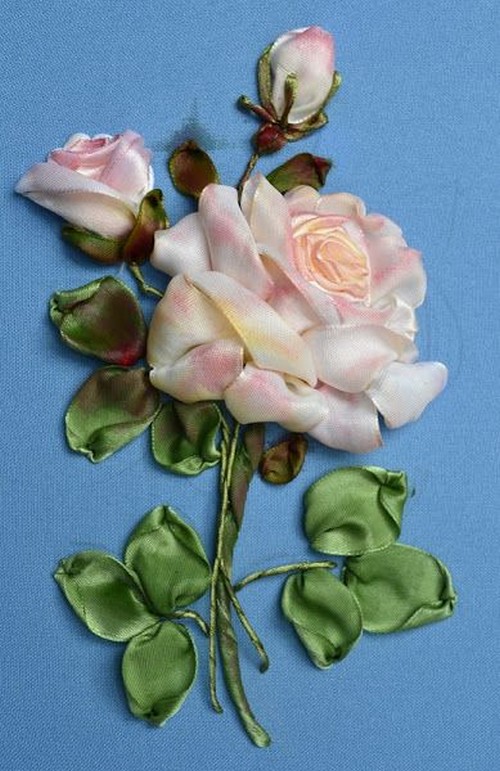 bordar una rosa con cintas blancas