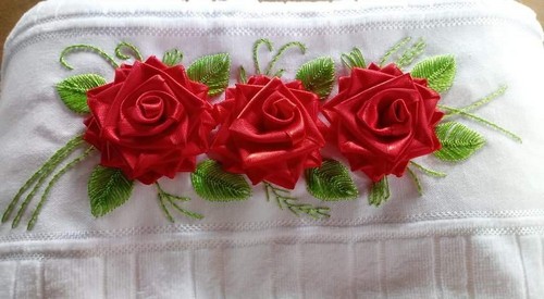 bordar una rosa con cintas rojas