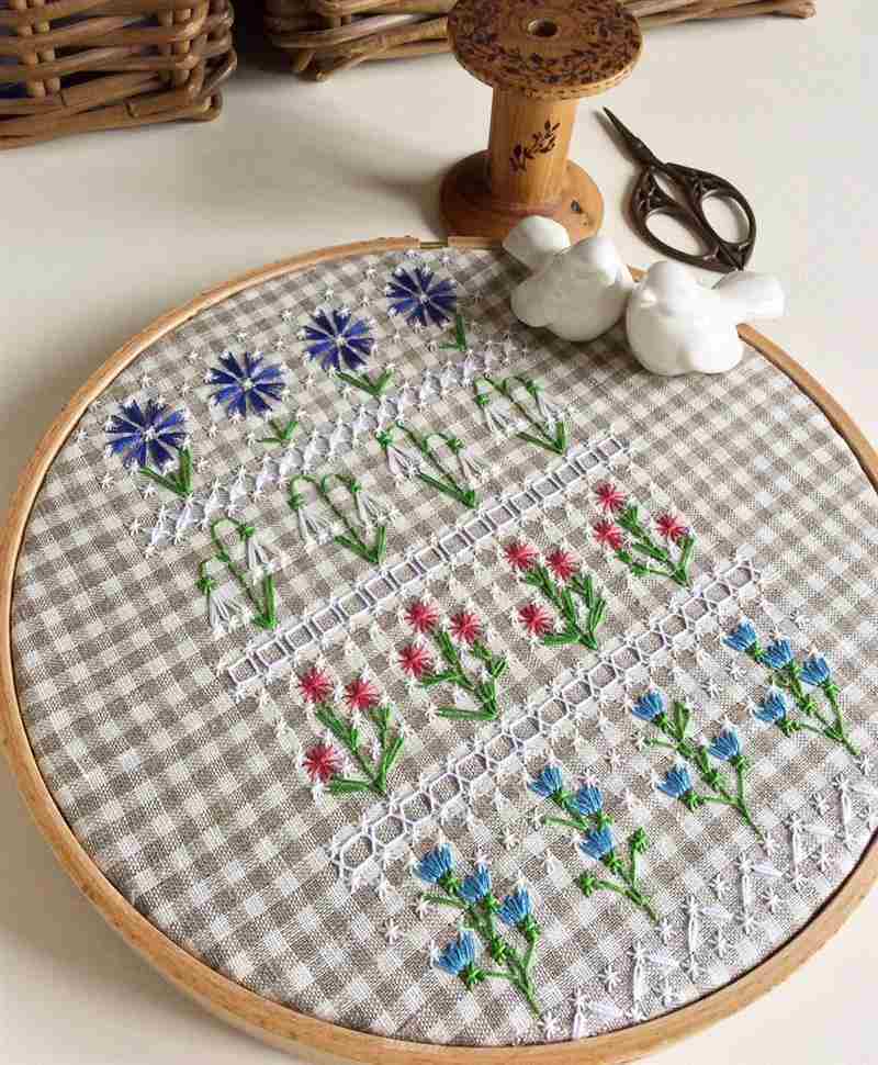 Flowers in Spanish embroidery