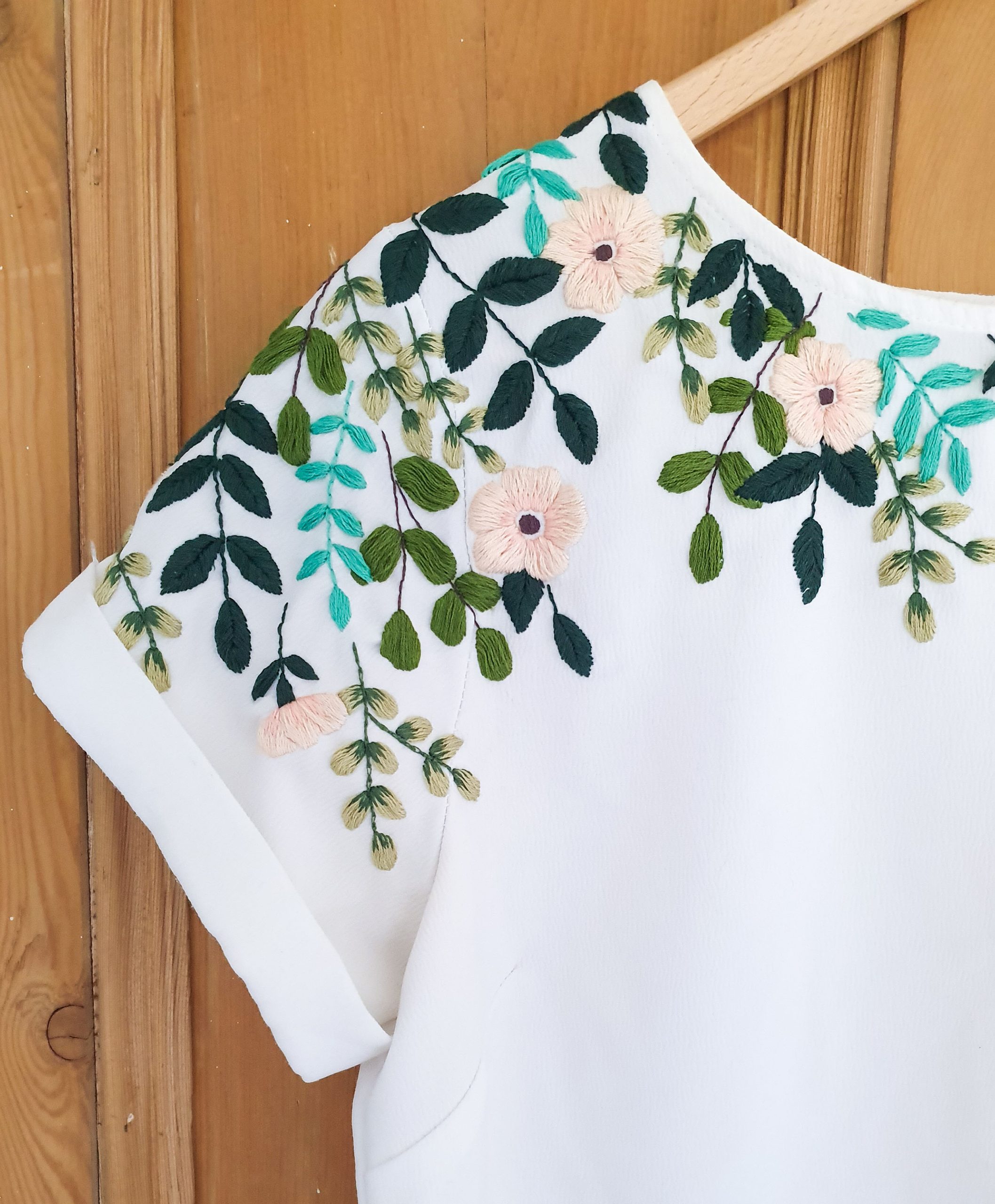 camiseta bordada con flores