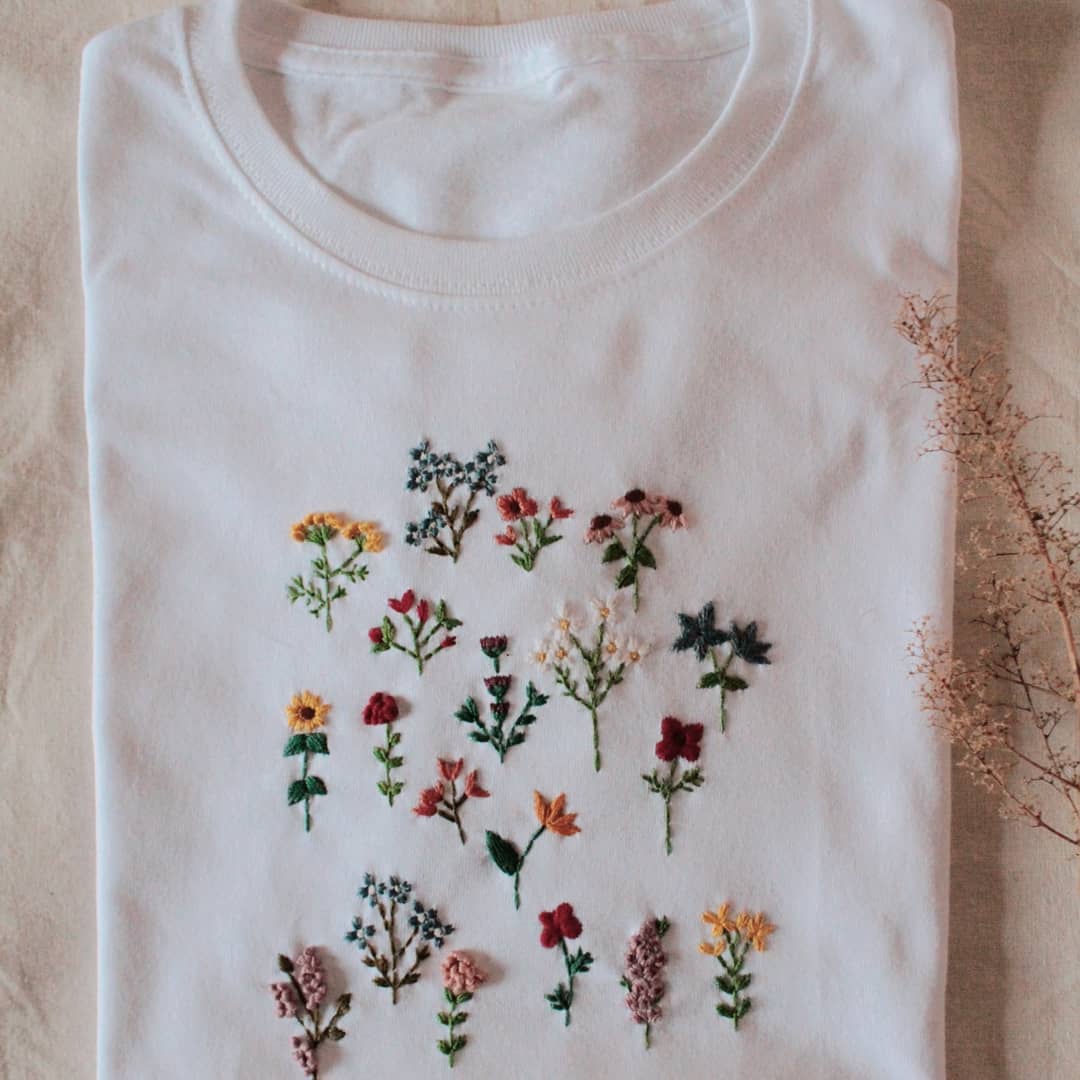 camiseta bordada con flores