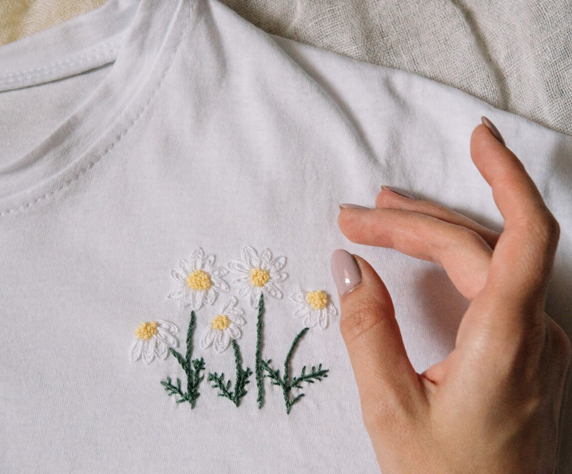 camiseta bordada con flores