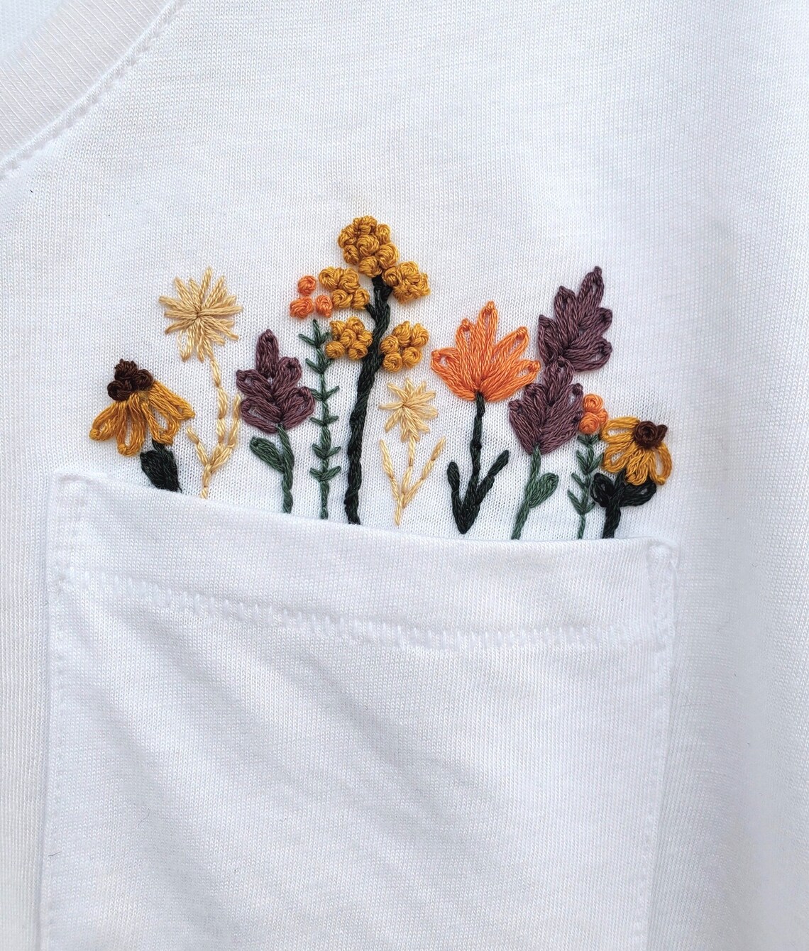 camiseta bordada con flores