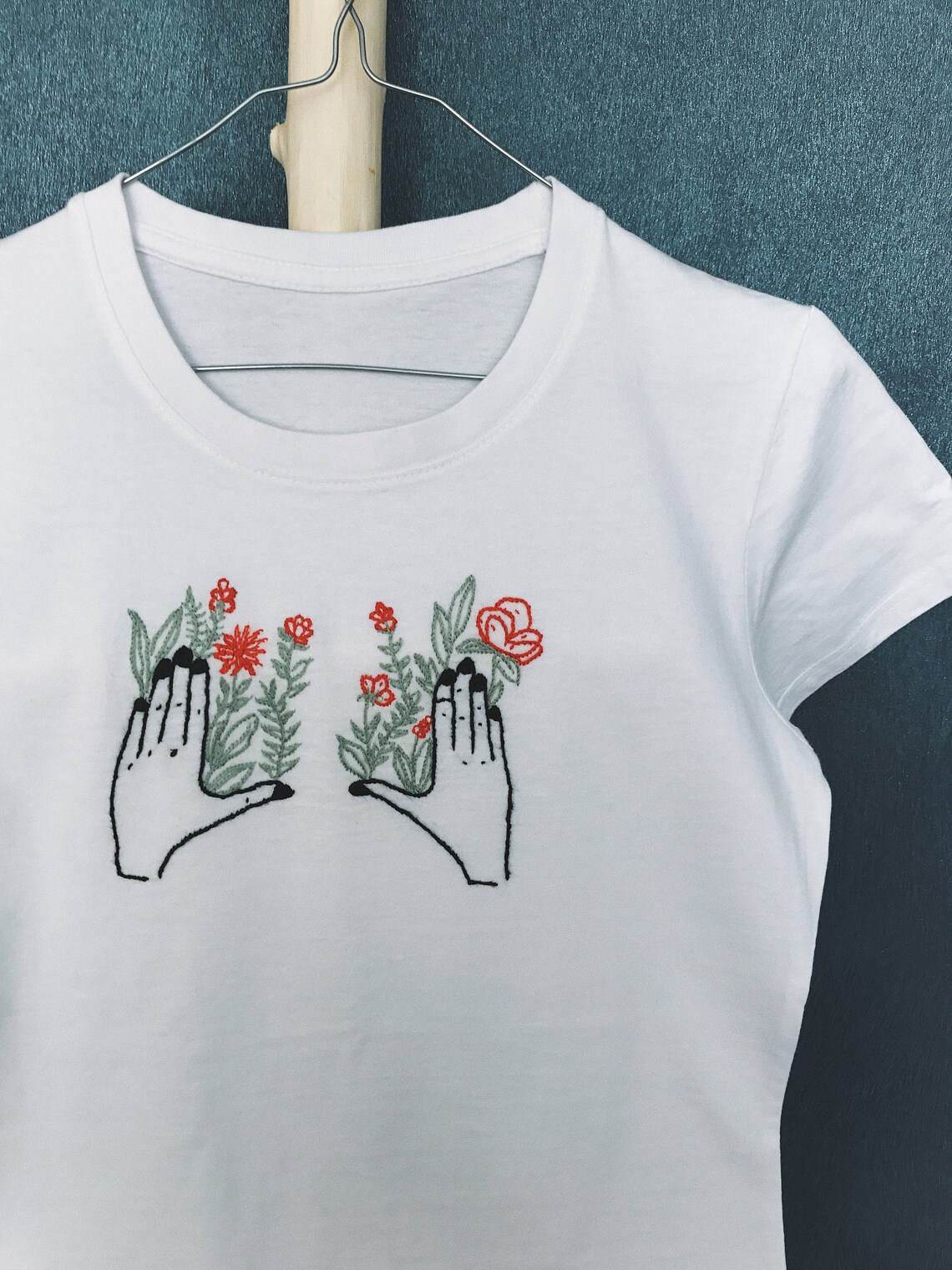 camiseta bordada con flores