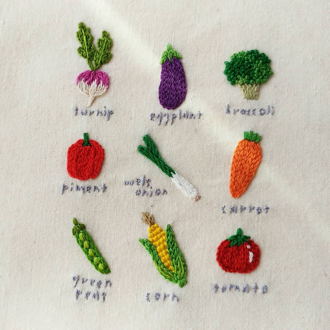 Verduras y hortalizas bordadas con sus respectivos nombres.